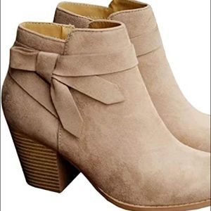 EUC!👢SUEDE STACK HEEL ANKLE BOOTIES w/Side Bows👢